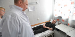 Путин посетил пострадавших в больнице.
