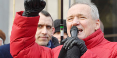 Оппозиционер поэт Владимир Некляев во время акции