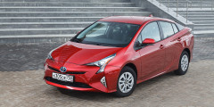 Toyota Prius

2,9 л/100 км

Абсолютный рекордсмен рынка по экономичности в городском режиме, по данным производителя, потребляет всего 2,9 л/100 км &mdash; на 0,1 л меньше, чем в смешанном цикле. Все благодаря гибридной силовой установке с бензиновым двигателем 1,8 (122 л.с.) и электромотором. Динамика при этом вполне приличная &mdash; 10,6 с до &laquo;сотни&raquo;.
