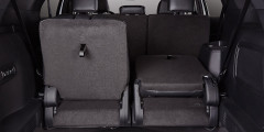 Петли на спинках роняют подголовники. По умолчанию объем багажника &mdash; 595 л, со сложенным третьим рядом &mdash; 1234 л. В нише лежит запаска-докатка, а полноразмерная сюда не помещается. 
