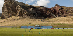 Первый футбольный клуб Исландии — «Викингур» из Рейкьявика — появился в 1908 году. ​На его счету пять званий чемпиона Исландии и победа в национальном кубке в 1971 году. Клуб существует до сих пор и вместе с 11 другими входит в высший дивизион «Урвальсдейльд карла» — главную футбольную лигу страны, которая появилась в 1912 году.

В отличие от других существующих европейских чемпионатов, турнир в Исландии не прекращался во время Второй мировой войны.

