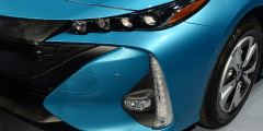 Новый Toyota Prius можно будет зарядить от сети за 140 минут. Фотослайдер 0