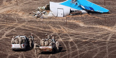 Как заявил Международный авиационный комитет (МАК), разброс обломков A321 свидетельствует о том, что самолет разрушился в воздухе. Вслед за этим в руководстве «Когалымавиа» сказали, что такое могло произойти только в результате внешнего воздействия.
