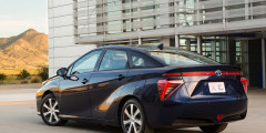 Toyota представила предсерийный водородный седан. Фотослайдер 0