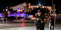 Сотрудники полиции у штаб-квартиры Министерства обороны Турции в Анкаре


