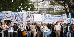 В ноябре 2008 года аргентинский парламент одобрил правительственный план национализации частных пенсионных накоплений. Правительство объясняло, что таким образом оно пытается защитить пенсионные накопления от мирового финансового кризиса. Месяцем ранее президент Аргентины Кристина Фернандес предложила национализировать $30 млрд частных пенсионных накоплений. Такое предложение подняло волну критики, оппоненты обвиняли Фернандес в том, что она пытается не спасти сбережения населения, а наполнить государственную казну. В итоге частные пенсионные накопления были переданы в Национальную администрацию социального обеспечения (Anses) и направлены в специальный стабилизационный фонд.

В 2017 году власти Аргентины, несмотря на массовые беспорядки и протесты, приняли закон об изменении формулы расчета пенсии, согласно которой увеличение ее размера будет зависеть от инфляции, а не роста зарплат в стране. Правительство тогда пообещало пенсионерам единовременные выплаты в качестве компенсации возможного снижения пенсий на первом этапе.
