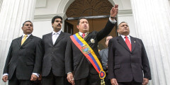 Президент Венесуэлы Уго Чавес (в центре) назвал Николаса Мадуро (слева) своим преемником в 2012 году. После смерти Чавеса от рака в 2013 году Мадуро стал и.о. президента. Через месяц он официально избрался на пост главы государства, набрав чуть более 50,75% голосов.
