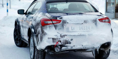 Прототип Maserati Levante испытывают в зимних условиях . Фотослайдер 0