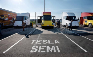Маск анонсировал массовое производство электрогрузовиков Tesla Semi