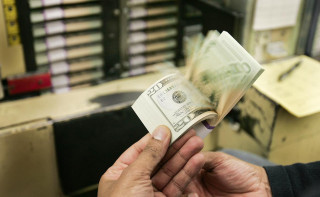 «Ведомости» узнали о решении продлить продажу валютной выручки