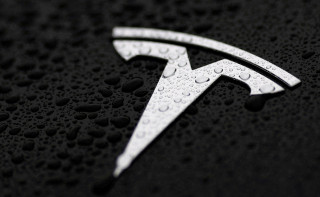Акции Tesla рекордно подешевели на фоне ссоры Маска с Трампом