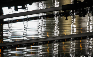 Дефицит нафты привел к спаду производства бутылок и ванн в Японии