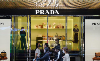 Prada завершила сделку по покупке Versace
