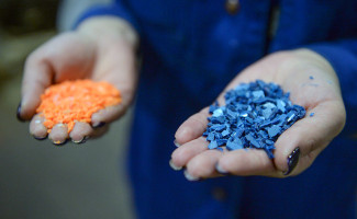 Полимерный гранулят разных цветов в цехе переработки пластмасс на заводе имени «Комсомольской правды» в Санкт-Петербурге