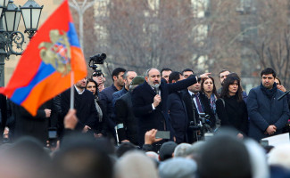 Никол Пашинян (в центре) во время выступления на акции своих сторонников на площади у Дома правительства Армении