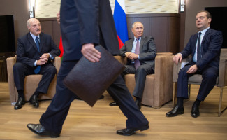 ​Александр Лукашенко, Владимир Путин и Дмитрий Медведев (слева направо)