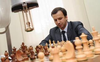 Аркадий Дворкович во время шахматного матча с роботом. 9 июня 2010 года
