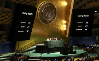 На дисплеях показаны результаты голосования по исключению России из Совета ООН по правам человека
