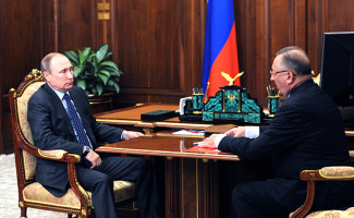 Президент России Владимир Путин и глава «Транснефти» Николай Токарев во время встречи в Кремле


