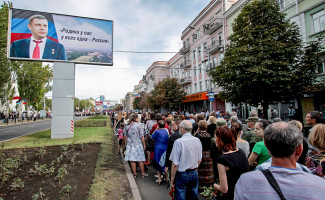 ​Жители города в очереди у здания Донецкого государственного академического театра оперы и балета, где прошло прощание с главой ДНР Александром Захарченко