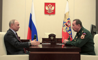 Владимир Путин и  Виктор Золотов (справа) во время встречи