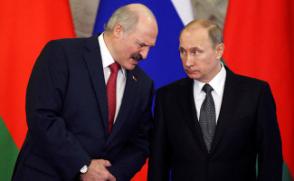 Александр Лукашенко (слева) и Владимир Путин
