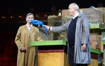 Актеры труппы &laquo;Монти Пайтон&raquo; воссоздают свой легендарный скетч про &laquo;мертвого попугая&raquo; спустя 45 лет после его трансляции по ТВ, Лондон, 2014 год