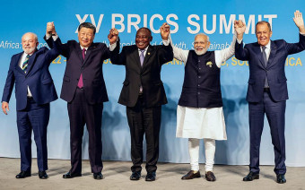 <p>Представители пяти стран-участниц БРИКС на саммите в 2023 году.</p>