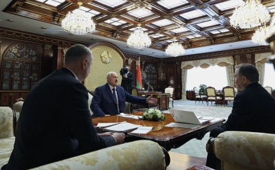 Александр Лукашенко (в центре)