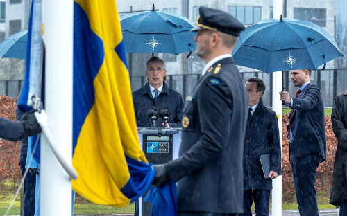 Генеральный секретарь НАТО Йенс Столтенберг выступает&nbsp;во время церемонии поднятия флага в честь вступления Швеции в НАТО