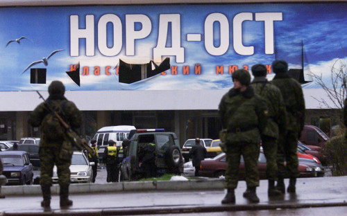 <p><span style="font-size:18px;"><strong>23 октября 2002 года, Россия, теракт в&nbsp;Театральном центре на&nbsp;Дубровке в Москве</strong></span></p>

<p>Вечером 23 октября 2002 года 40 террористов захватили заложников в&nbsp;Театральном центре на&nbsp;Дубровке в&nbsp;Москве, на&nbsp;сцене которого шел мюзикл&nbsp;&laquo;Норд-Ост&raquo;. В заложниках оказались 916 человек. Более 100 человек были освобождены спустя&nbsp;три дня в&nbsp;результате&nbsp;переговоров, нескольким удалось бежать. В ходе начавшегося в&nbsp;ночь на&nbsp;26 октября штурма все террористы были уничтожены, однако&nbsp;вместе с&nbsp;ними погибли 130 (по неофициальным данным&nbsp;&mdash; 174) заложников: <a href="http://www.rbc.ru/society/23/10/2012/5703fe639a7947fcbd441b50">считается</a>, что&nbsp;большинство из&nbsp;них были отравлены&nbsp;газом, использовавшимся при&nbsp;штурме.</p>
