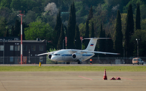 Самолет Ан-148-100Е с&nbsp;Константином Ярошенко на борту в аэропорту Сочи