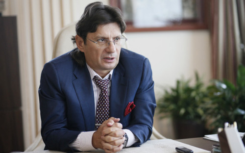 <p><span style="font-size:18px;"><strong>Леонид&nbsp;Федун</strong>,&nbsp;вице-президент&nbsp;и&nbsp;совладелец&nbsp;ЛУКОЙЛа:</span></p>

<p></p>

<p>&laquo;Это было ожидаемо и, на мой взгляд, это больше политическое решение, поскольку Россия не соответствует спекулятивному уровню &ndash; качество валютных резервов и экономики России выше. Это снижение уже было заложено в котировках [ЛУКОЙЛа], поэтому на акциях компании это никак не отразится. Выходить на рынки капитала мы пока не планируем по вполне понятным причинам.</p>

<p></p>

<p>S&amp;P никто не дает никаких инструкций, естественно, это независимая организация. Но в целом политическая ситуация в мире такая, что существует стойкое негативное отношение к России. Оно и будет реализовываться через такие решение [как понижение кредитного рейтинга]. Это плохо&raquo;.</p>
