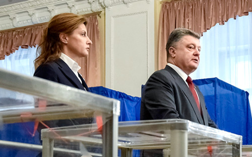 Президент Украины Петр Порошенко с супругой Мариной во время голосования на выборах в органы местного самоуправления на одном из избирательных участков Киева