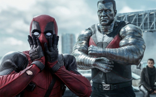 <p><strong>&laquo;Дэдпул&raquo;</strong></p>

<p>Фильм кинокомпании 20th Century Fox&nbsp;&mdash;&nbsp;пародия на&nbsp;классические фильмы про&nbsp;супергероев, но&nbsp;при&nbsp;этом может стать одним из&nbsp;самых кассовых фильмов в&nbsp;этом жанре. Главный герой в&nbsp;исполнении Райана Рейнольдса обладает только&nbsp;одной суперспособностью&nbsp;&mdash;&nbsp;регенерацией, зато&nbsp;много и&nbsp;часто скабрезно шутит и&nbsp;разговаривает со&nbsp;зрителем.</p>

<p>Перед выпуском фильма 20th Century Fox провела масштабную маркетинговую кампанию. К примеру, Райан Рейнольдс в&nbsp;костюме Дэдпула продавал еду во&nbsp;время самого популярного спортивного мероприятия в&nbsp;США&nbsp;&mdash;&nbsp;матча за&nbsp;Суперкубок по&nbsp;американскому футболу. Кроме того, актер проехал по&nbsp;нескольким странам с&nbsp;презентацией фильма. В России он сходил на&nbsp;телешоу &laquo;Вечерний Ургант&raquo;, устроил фотосессию на&nbsp;Красной площади и&nbsp;пошутил про&nbsp;хачапури на&nbsp;пресс-конференции.</p>

<p>Директор по&nbsp;маркетингу &laquo;Двадцатый век Фокс Россия&raquo; Николай Борунков объяснил&nbsp;РБК, что&nbsp;&laquo;Дэдпул&raquo; показал такие результаты в&nbsp;России не&nbsp;только&nbsp;из-за&nbsp;активной маркетинговой кампании:<br />
&laquo;Во-первых, у аудитории возникла некоторая усталость от&nbsp;просмотров традиционных супергеройских историй, а&nbsp;&laquo;Дэдпул&raquo;&nbsp;&mdash; их антипод, это очень нетипичный персонаж. На наш взгляд, он близок российскому&nbsp;зрителю, потому&nbsp;что&nbsp;он остроумный и&nbsp;с&nbsp;иронией преодолевает все сложности, которые происходят в&nbsp;его жизни. Наверное, во&nbsp;многом это характеризует и&nbsp;нашего человека. Так что&nbsp;это персонаж на&nbsp;злобу дня&raquo;.</p>

<p>В картине много нецензурной лексики, насилия и&nbsp;обнаженных сцен&nbsp;&mdash;&nbsp;из-за&nbsp;всего этого она получила в&nbsp;Америке одну из&nbsp;самых строгих маркировок, R (дети до&nbsp;17 лет смотрят фильм в&nbsp;сопровождении родителей), а&nbsp;в&nbsp;России&nbsp;&mdash; 18+. При этом в&nbsp;Америке &laquo;Дэдпул&raquo; побил рекорд первого уик-энда среди&nbsp;фильмов с&nbsp;маркировкой R</p>
