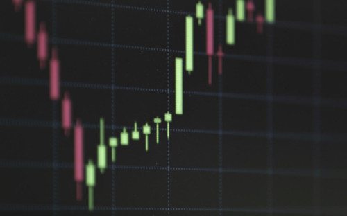 Информационный стенд с графиками фондовых и валютных рынков в офисе Московской биржи на Воздвиженке в Москве