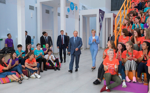 Владимир Путин во время посещения образовательного центра &laquo;Сириус&raquo;