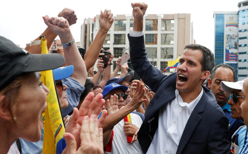 Лидер оппозиции Венесуэлы Хуан Гуаидо на митинге в Каракасе