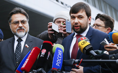 Представитель ДНР Денис Пушилин (справа) и представитель ЛНР Владислав Дейнего