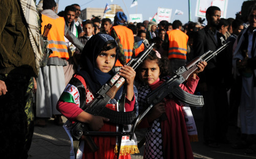 <p>После выступления Трампа десятки тысяч человек собрались на митинг в столице Йемена Сане. Протестующие размахивали йеменскими и палестинскими флагами и скандировали антиамериканские лозунги.</p>
