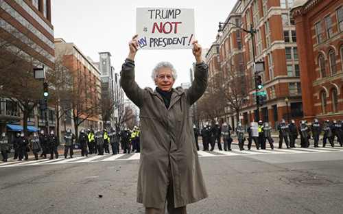 Участник акции протеста во время инаугурации Дональда Трампа


