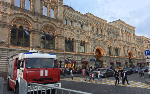 <p>Массовые сообщения об эвакуации в Москве начали поступать в экстренные службы во второй половине дня 13 сентября. Всего, по различным данным, таких звонков было от 20 до 40.</p>

<p>Из-за эвакуации была приостановлена работа ГУМа.</p>
