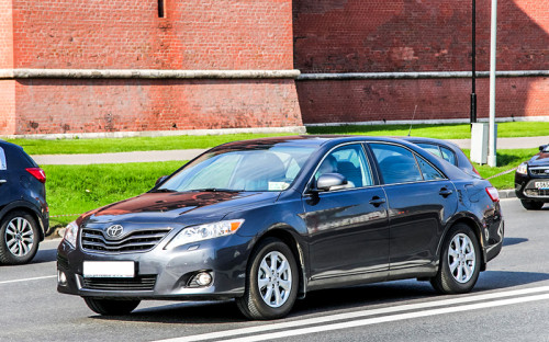 <p><span style="font-size:16px;"><strong><span style="line-height: 1.6;">Toyota</span></strong></span></p>

<p>Самая популярная марка машины среди&nbsp;кандидатов в&nbsp;Государственную думу&nbsp;&mdash;&nbsp;Toyota. 465 человек отдают предпочтение именно&nbsp;этому бренду. Большинство машин (54&nbsp;шт.) 2008 года.&nbsp;Кандидат от&nbsp;партии &laquo;Яблоко&raquo; Павел Жуков владеет Toyota Tercel 1986 года.</p>
