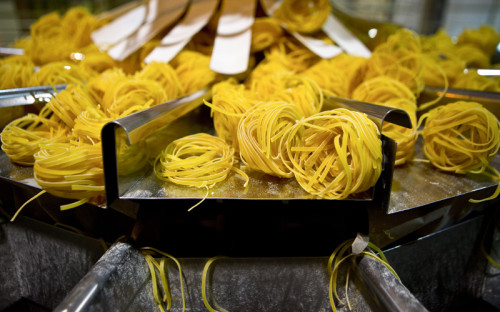 <p><span style="font-size:16px;"><strong>Спагетти и паста</strong></span><br />
&nbsp;</p>

<p><strong>Причина:</strong><span style="color:#800000;"><strong>&nbsp;</strong></span>неурожай пшеницы твердых сортов в Канаде и США</p>

<p>&nbsp;</p>

<p>По сообщениям Bloomberg, в этом году в мире могут собрать минимальное за последние 13 лет количество пшеницы твердых сортов, которую используют при изготовлении традиционных итальянских блюд &ndash; паст и спагетти. Всему виной неурожай, вызванный проливными дождями в Канаде и засухой в США, где производится почти 40% мирового объема этих зерновых. Экспортные цены на пшеницу твердых сортов в Канаде выросли с начала года вдвое &ndash; на 31 октября, по данным правительства Канады, стоимость тонны пшеницы достигла 560 канадских долларов ($500). &laquo;Пшеница твердых сортов содержит большое количество глютена, который предотвращает спагетти и пасту от разваривания. Поэтому в их изготовлении используется только этот сорт зерна&raquo;, &ndash; рассказал Bloomberg Патрик Рейган, председатель правления &laquo;Национальной ассоциации производителей пасты США&raquo;.</p>

<p>&nbsp;</p>

<p>Мировые цены на спагетти и пасту уже выросли. Так, потребители в США вынуждены платить на 6,9% больше, чем в начале года &ndash; в августе цена приблизилась к рекордным $1,4 за 450 г, сообщает Bloomberg со ссылкой на данные правительства. В России спагетти и паста &ndash; в основном импортного производства: в прошлом году, по оценкам Intesco Research Group, в страну ввезли около 67 000 т макарон без начинки. В этом году импорт вырастет на 9%, до 70 000 т, прикидывает руководитель отдела маркетинговых исследований Intesco Research Group Юлия Шпонкина, в стоимостном выражении прирост будет более существенным &ndash; 11% по сравнению с 2013 годом.</p>