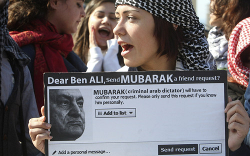 <p><strong><span style="font-size:16px;"><span style="line-height: 20.7999992370605px;">Twitter, Facebook</span></span></strong></p>

<p><span style="line-height: 20.7999992370605px;">Египет, Тунис, 2011 год</span></p>

<p><span style="line-height: 20.7999992370605px;">Facebook и Twitter широко использовали жители Туниса и Египта, свергнувшие президентов своих стран в 2011 году. Как написал в Twitter один из организаторов акций в Египте, &laquo;мы применяем Facebook для планирования протестов, Twitter для их координации и YouTube для общения с миром&raquo;. Власти арабских и других стран мира быстро осознали важность социальных сетей в организации протестов и начали их мониторить &ndash; или вовсе запрещать.</span></p>