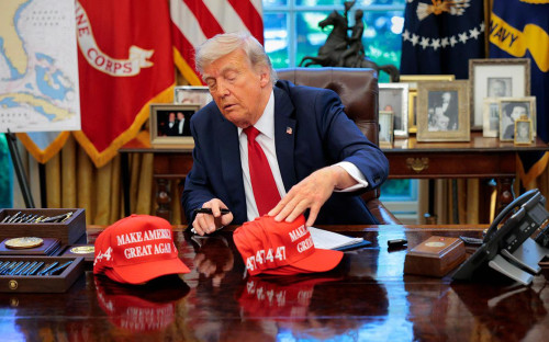 <p>Дональд Трамп поправляет бейсболки с надписью &laquo;Сделаем Америку снова великой&raquo; в Овальном кабинете Белого дома в Вашингтоне, США</p>