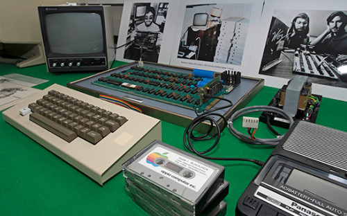 Компьютер Apple-1 с&nbsp;серийним номером 46 на&nbsp;аукционе в Германии. Это один из&nbsp;наиболее полных и&nbsp;рабочих экземпляров в&nbsp;оригинальной коробке, 16 ноября 2013 года
