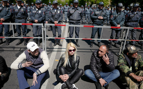Массовая акция протеста началась в столице Армении в понедельник утром. Представители оппозиции заблокировали несколько улиц и перекрестков в центре Еревана.