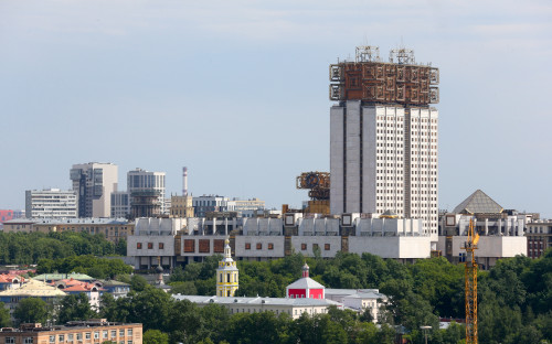 Вид на здание Российской академии наук (РАН) на Ленинском проспекте в Москве