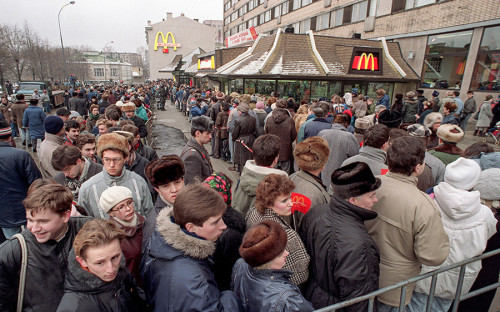 <p>31 января 1990 года, очередь в первый &laquo;Макдоналдс&raquo; в СССР в день открытия</p>